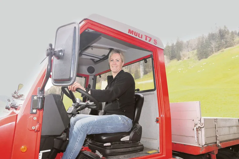 Die Maschinenarbeiten forderten Priska Dettling in den Anfängen stark, heute fühlt sie sich auf ihrem Muli wohl.
