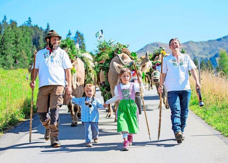 Zufrieden und stolz marschieren Corina Blöchlinger und ihre Familie ins Tal. Sie verbringen ihre Alpsommer auf der Alp Valpun im Prättigau.