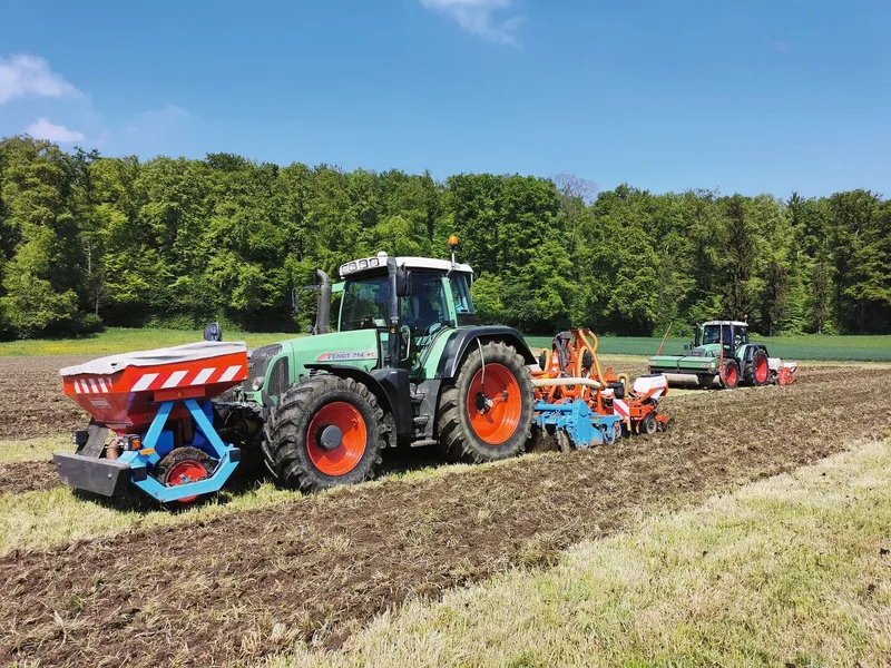 Die Maishobelsaat löst Zielkonflikte, indem Reihensaaten ohne Pflug und ohne Glyphosat auf Grasland im Mulchsaatverfahrenin einem Durchgang gesät werden.