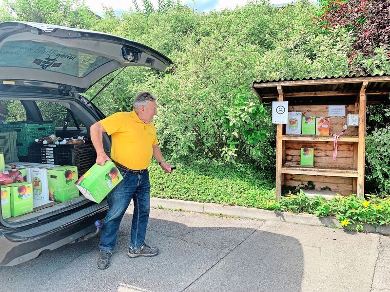 Auffüllen von «Bag in Box»-Most in einem der zwölf offenen Mosthüsli in der Region um Küssnacht.