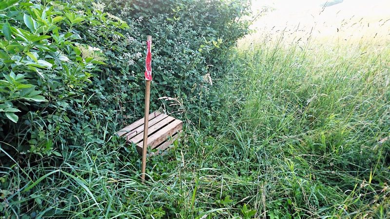 Die Harasse hält das geortete Rehkitz fest. Die Stange signalisiert den Standort, um den herum gemäht wird.