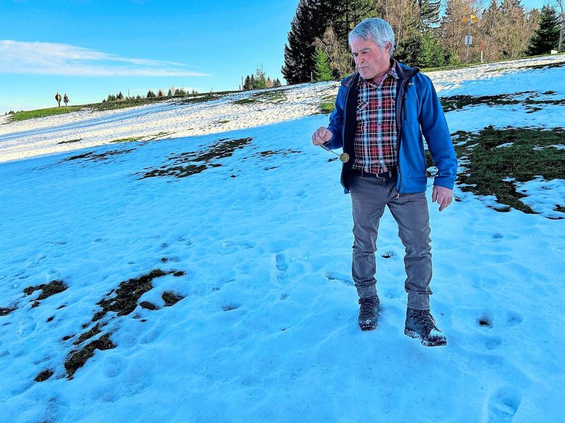 Johannes Bodenmann ist auch bei Schnee unterwegs, um Quellen zu finden. Dazu verwendet er eine alte Taschenuhr als Pendel.