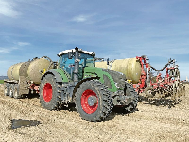 Beim Gülle ausbringen geht es rasant zu und her. Eine Fahrzeugkombination bringt aus, zwei weitere bringen Gülle aufs Feld, umpumpen und weiter gehts.
