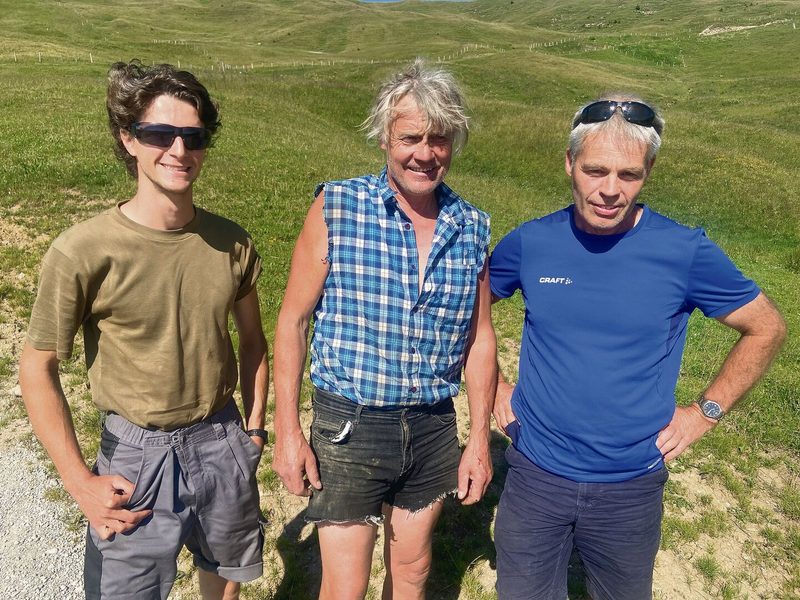 Zu Besuch auf der Alp: Kaspar Tschümperlin (r.) mit Praktikant Giordano Canonica (l.) und Älpler Mauritz Boschung.