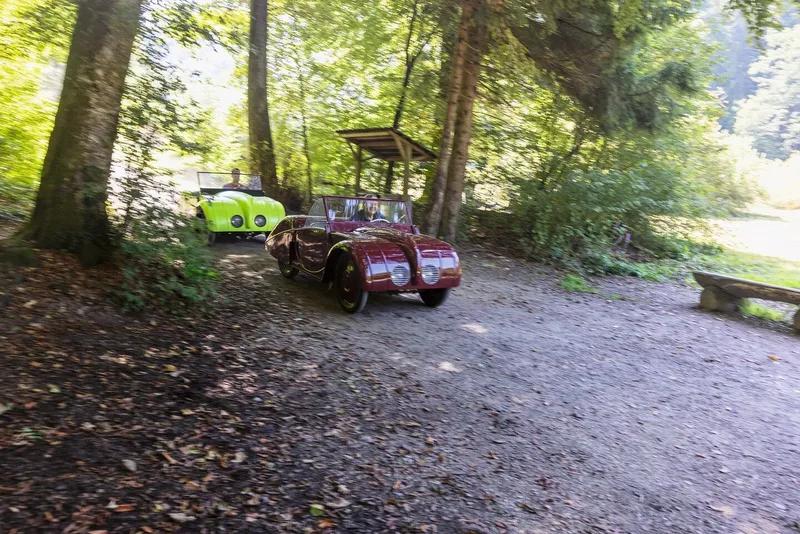 Die Original «Rapid Voiturette G» von 1944 vor der Replika 2021.