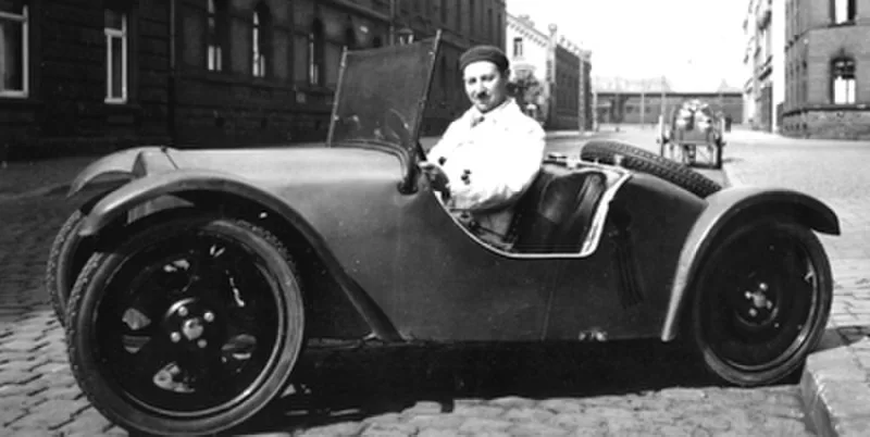 Josef Ganz 1931 am Steuer seines Volkswagens «Maikäfer».