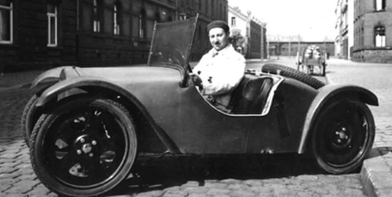 Josef Ganz 1931 am Steuer seines Volkswagens «Maikäfer».