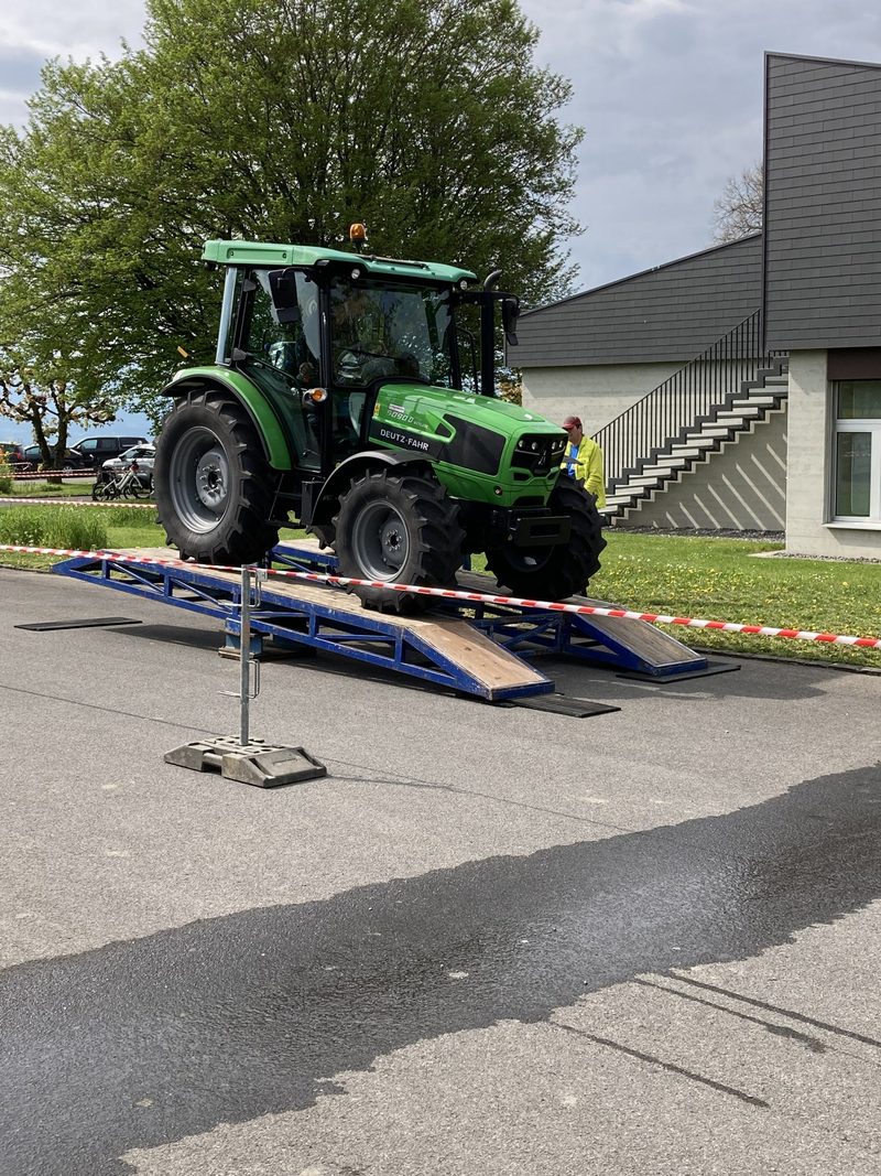 Traktoren-Geschicklichkeitsfahren mit viel PS und Feingefühl
