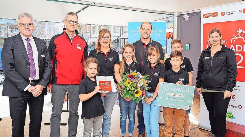 Sara und Adrian Kunz mit ihren fünf Kindern an der Preisverleihung des Hofladen-Wettbewerbs 2021. Ihr Früchtehof-Lädeli überzeugte die Jury.