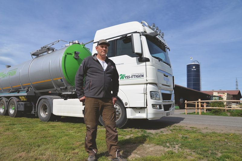 Peter Wyss verarbeitet in seiner Biogasanlage in Ittigen BE flüssige und feste Hofdünger. Der grösste Anteil wird mit Lastwagen transportiert. Bild: Beat Schmid