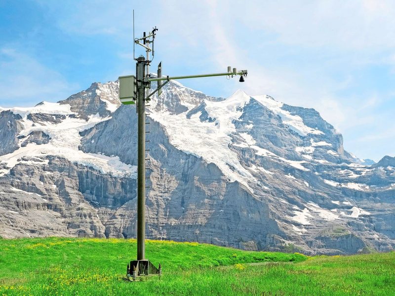 Solche Stationen messen im Winter die Schneehöhe – und quasi als Nebenprodukt, wie sich die Vegetation in der warmen Jahreszeit entwickelt.