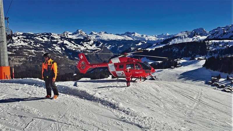Xaver Appert bei einem Einsatz auf den Pisten. Der Rega-Helikopter wird von Verunfallten immer häufiger verlangt.