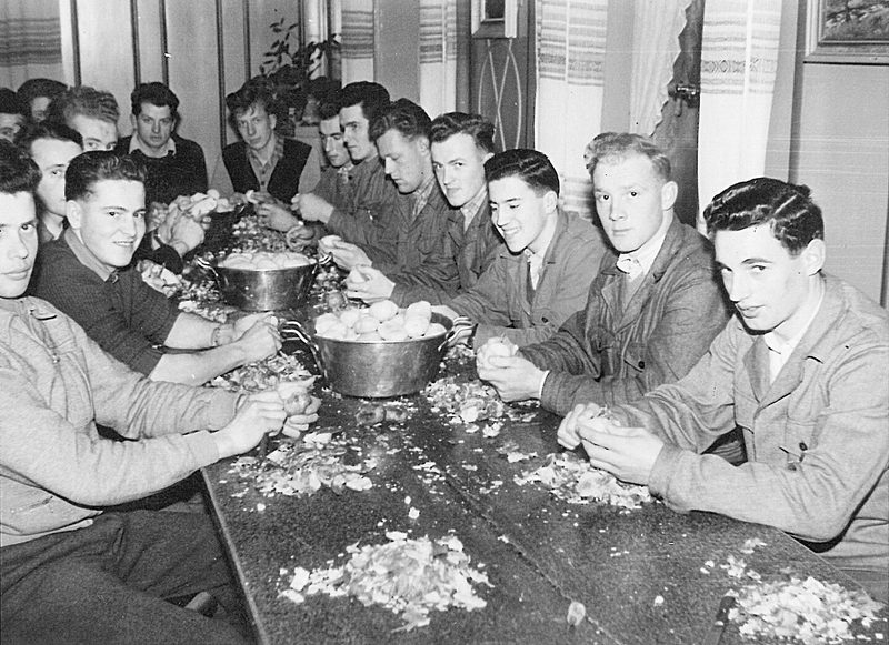 Wenn es Rösti zum «Zmorge» gab, mussten die Waldhofschüler am Vorabend die Kartoffeln dafür selber schälen. Fritz Wächli sitzt hier als Vierter von rechts am Tisch.