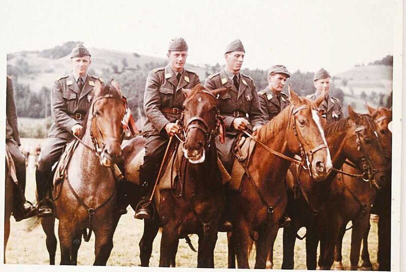 Fritz Wälchli war im Militär ein begeisterter Kavallerist. Hier sieht man ihn ganz links. Nicht nur im Militär, sondern auch zu Hause hat er sich gerne mit den Pferden beschäftigt.