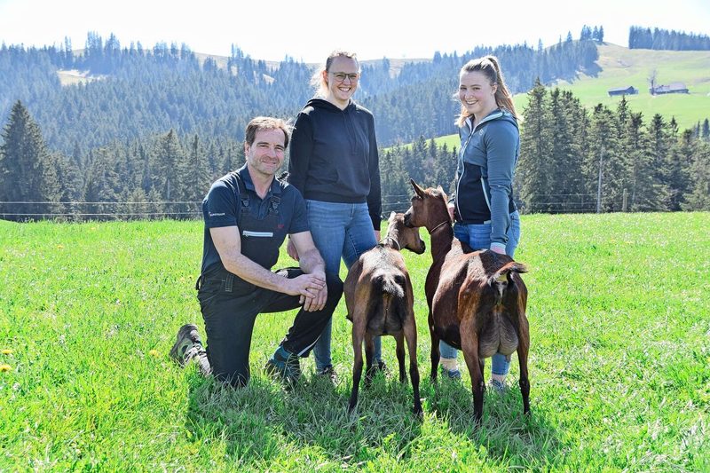 Martin Beer mit seiner Partnerin Cécile Berger und mit seiner Tochter Deborah Beer (v. l. n. r.).