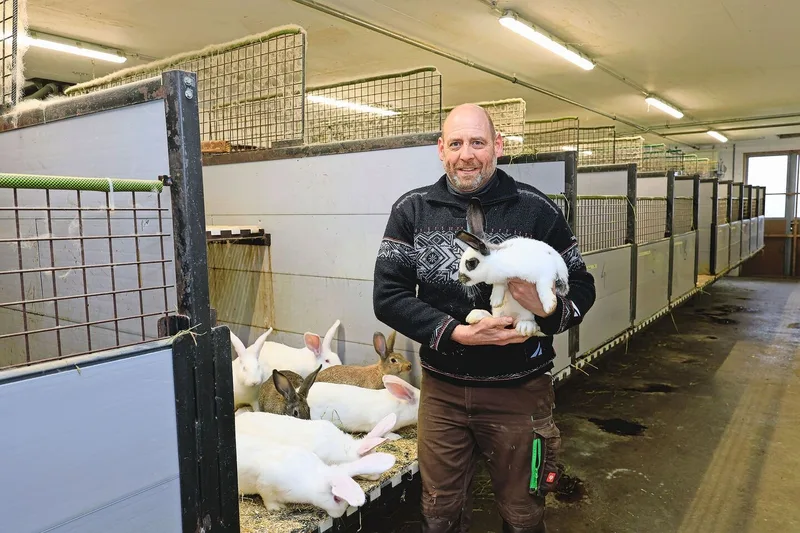 Landwirt Michael Notter gefällt bei der Kaninchenhaltung besonders, dass eigene Ideen eingebracht werden können und die Landwirte selbst die Haltung mitentwickeln.