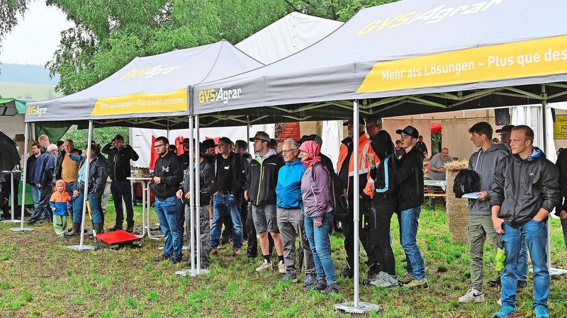Die Zuschauerinnen und Zuschauer wurden nicht im Regen stehen gelassen. Sie konnten die Präsentation vom Zelt aus mitverfolgen.