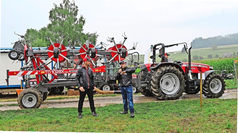 Humorvoll präsentierten Michael Heiniger und Remo Höpli die Fahrzeuge. Der M 4709 sei in der Vorwoche aufgrund des heissen Wetters sehr beliebt gewesen. Am Vorführtag riss sich jedoch kein Fahrer um diesen Traktor.
