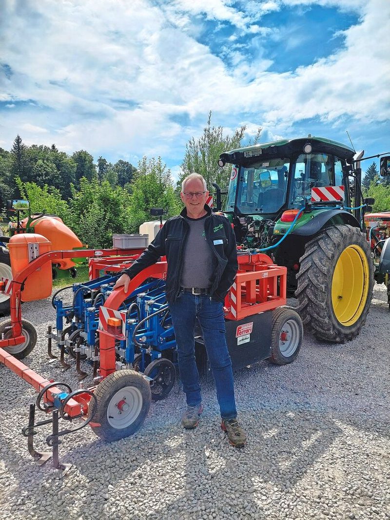 Thomas Käser hat sich ein kameragesteuertes Hackgerät mit Bandspritze und Spot-Spraying der Marke Ferrari angeschafft.