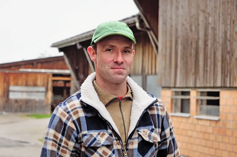 Landwirt Bruno Kessler geht gegen Stallfliegen vor: Mit Schlupfwespen, Raubmilben und dem Wasser-Vorhang im Melkstand.