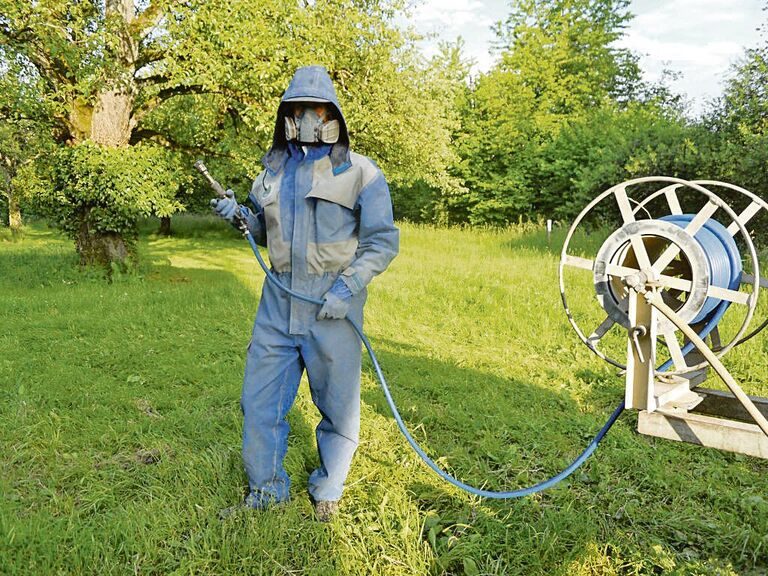 Mit der Schlauchspritze kann man über Entfernungen bis 10 Meter arbeiten. Schutzausrüstung ist ein Muss.