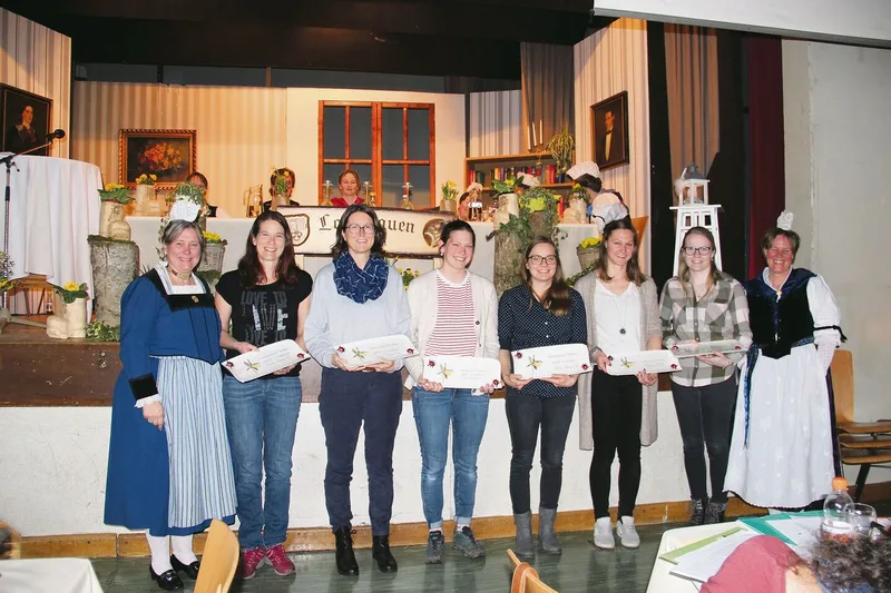 Sechs der neun frischgebackenen Bäuerinnen mit Fachausweis, flankiert von den beiden Co-Präsidentinnen.