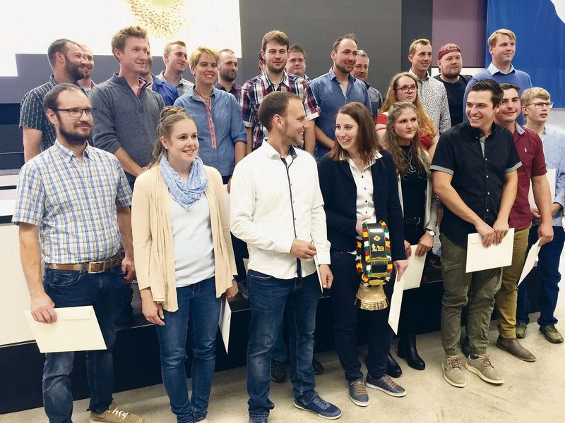Glückliche Absolvent(innen) der Betriebsleiterschule. Mit Bestnote schloss Priska Zellweger (v. l.) ab. Sie erhielt die begehrte Glocke, gestiftet vom Ehemaligenverein.