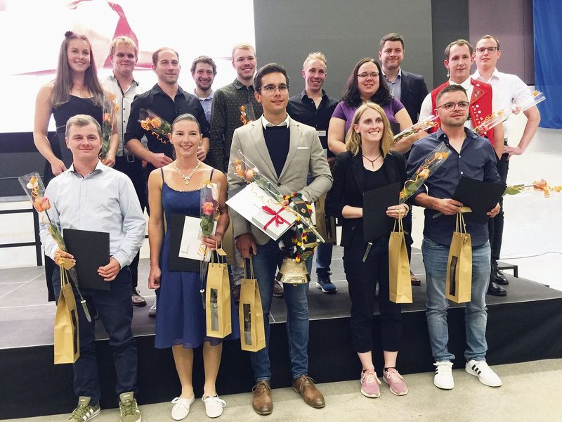 Eine kunterbunte und «zwäge» Truppe sind die frisch diplomierten Agro-Techniker/innen. Neben der Flasche Wein überreichte ihnen Lehrer Dany Schulthess auch eine Rose.