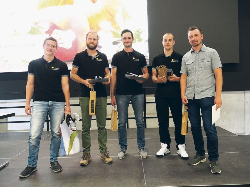 Für die neuen Obstbauspezialisten David Lüthi, Matthias Gantner, Julian Tschopp, Adrian Ryser und Roman Henauer (v. l.) gab es neben der Urkunde eine Flasche Wein.