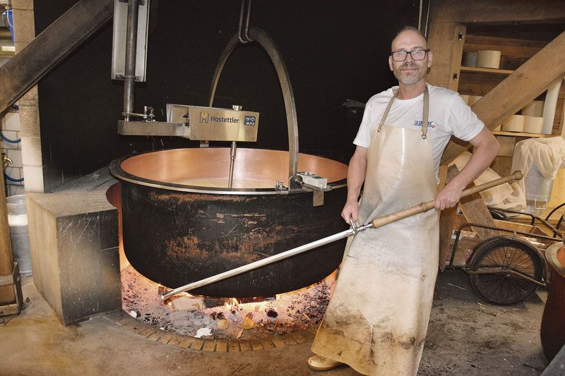 Dieses Jahr käst auf der Riggisalp mit Jakob Ferrer ein Spanier. Das Pflichtenheft für den Gruyère d’Alpage AOP ist sehr streng.
