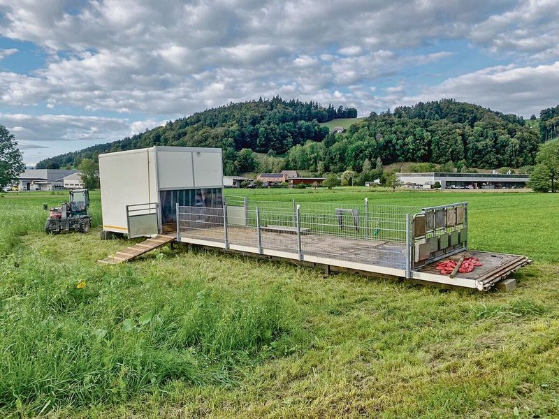 Feste Fressunterlage, trockene Unterkunft und Transportplattform zugleich. Mit der von Andreas Hirschi selbst gebauten Plattform ziehen die Schweine von Feld zu Feld.
