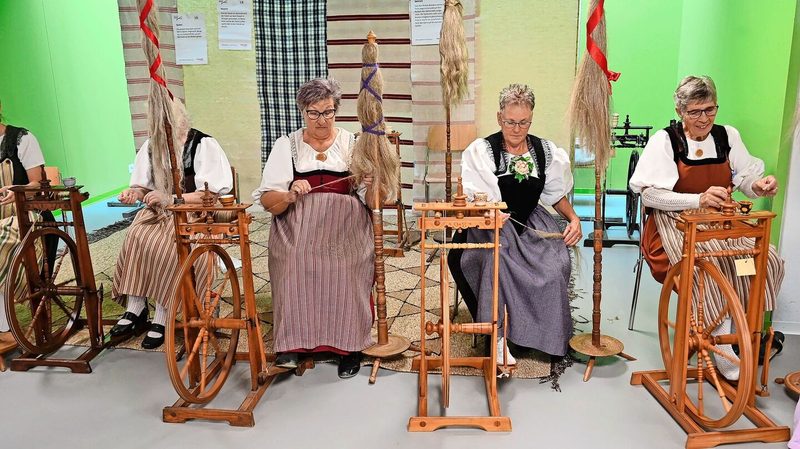 Die Arbeit am Spinnrad erfordert Übung, dann sei es ein Kinderspiel, weiss Christine Gerber aus Langnau i. Emmental (2. von rechts).