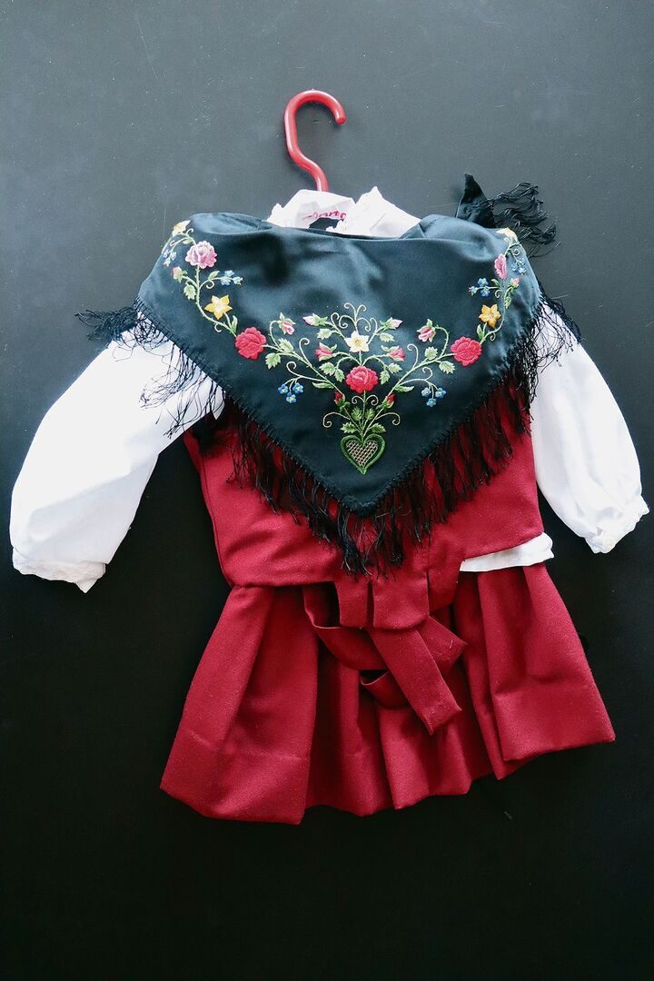 Besonders schön ist die Kindertracht. Die feine Stickerei verbindet traditionelle Motive mit Stil und Eleganz.