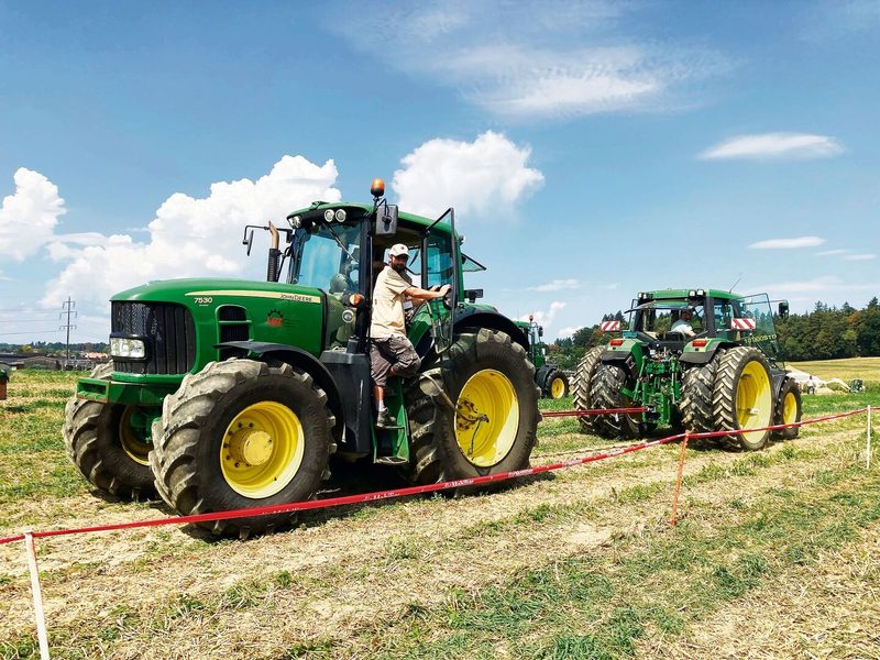 Der rechte Traktor mit Doppelrädern zieht den linken. Ein Sensor am Spannset misst die Zugleistung und überträgt die Daten.