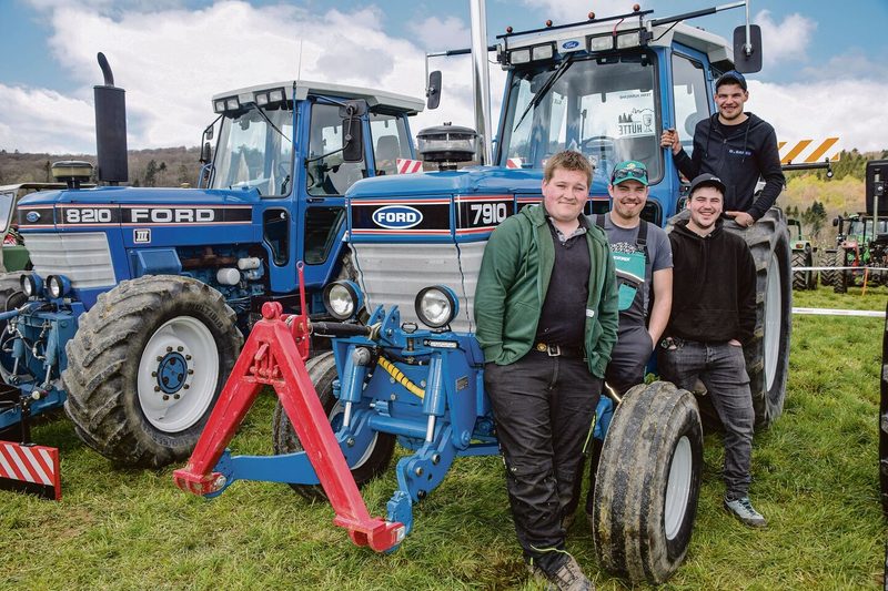 Beat Bürki (hinten) aus Bleiken BE ist mit seinem Ford 7910 mit Jahrgang 1987 angereist. Unterstützt wird er dabei von seinen Freunden Beat Gasser, Daniel Stauffer und Lukas Krähenbühl.