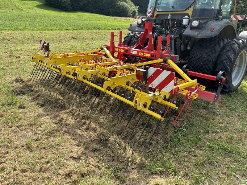 Mit dem Striegel in den Kampf gegen die Gemeine Rispe