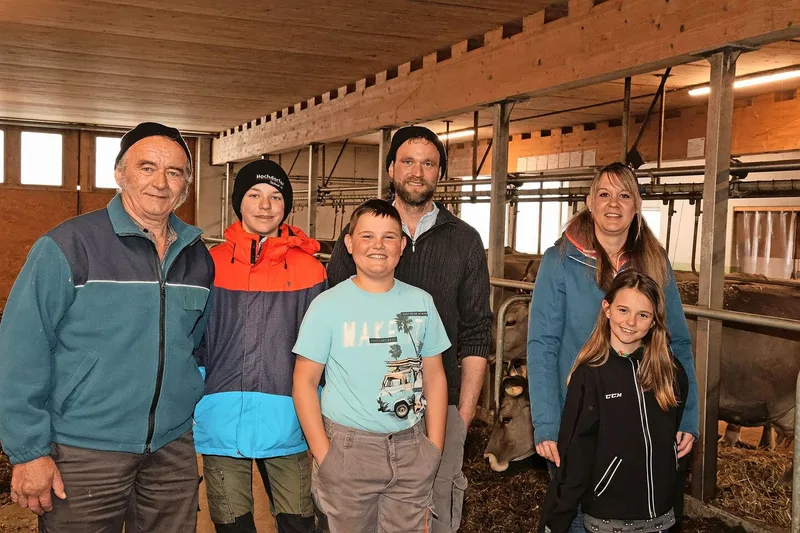 Fabienne und Ernst Brunner (hinten rechts) mit ihren Kindern Lia, Roman und Pascal sowie Seniorchef Jakob Brunner.