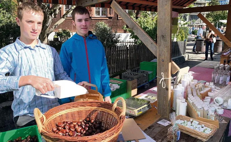 Adrian (l.) und Bruder Daniel Muheim verkauften neben eigenen Marroni viele weitere Spezialitäten vom Betrieb Bühlhof.