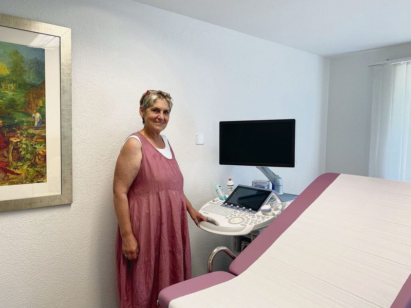 Fachfrau für Frauengesundheit: die Gynäkologin und Bergbäuerin Esther Müller in ihrer Praxis.