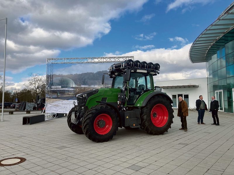 Der Wasserstoff-Fendt wurde im Februar in Bayern an einem Wasserstoff-Gipfel erstmals gezeigt. Sowohl der Hersteller als auch die Politik versprechen sich viel davon.