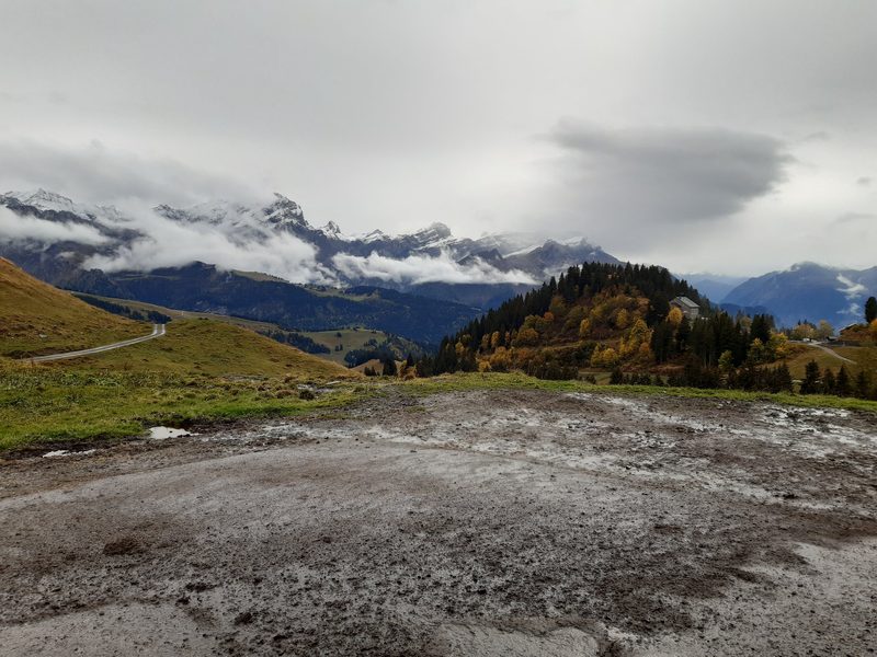 Vor dem Winter putzt Selina Eberhard noch den Stall auf der Alp