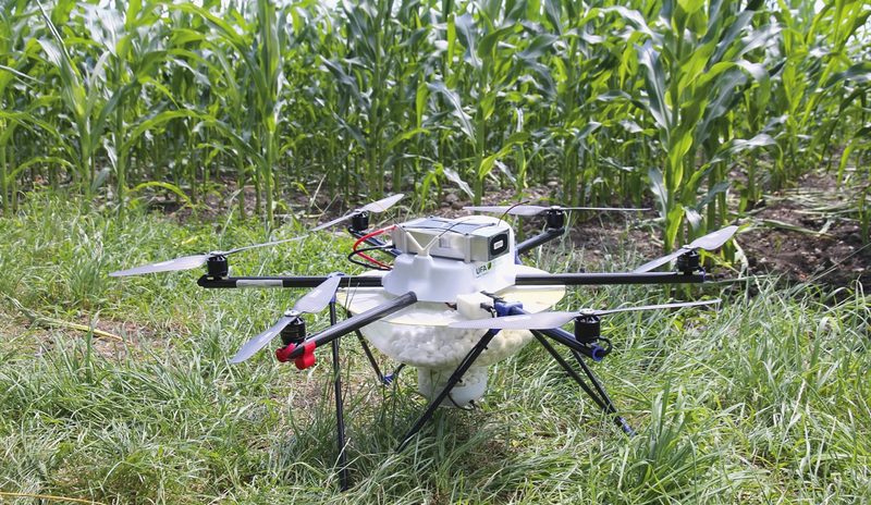 Die Optidrohnen werden von eigens ausgebildeten Drohnenpiloten gesteuert,der Landwirt muss bei der Ausbringung der Optikugeln nicht vor Ort sein. Bild: Agroline Bioprotect