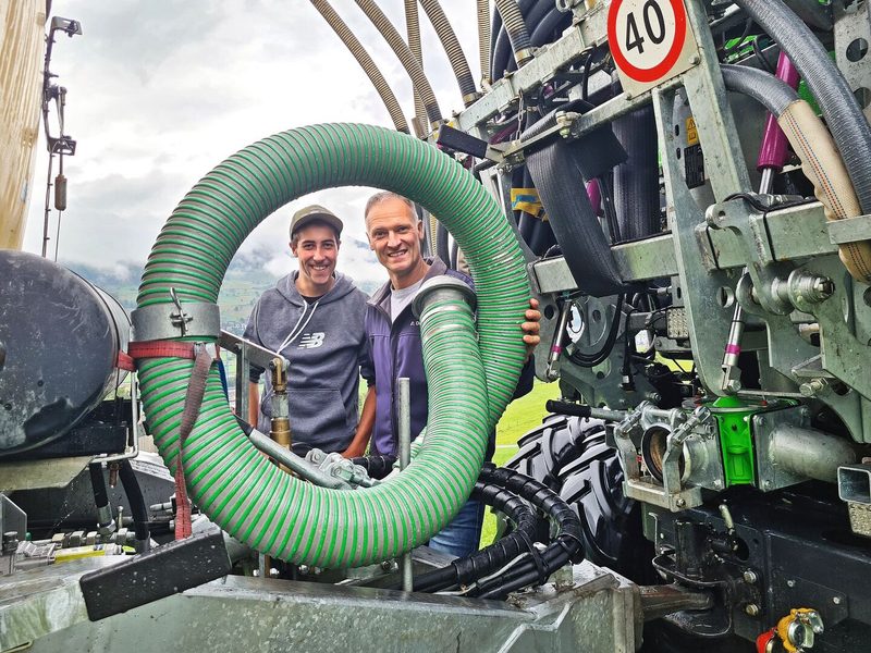 Luca und Ruedi Achermann haben das neue Güllesystem mit viel Transportmenge und trotzdem bodenschonender Ausbringung realisiert.