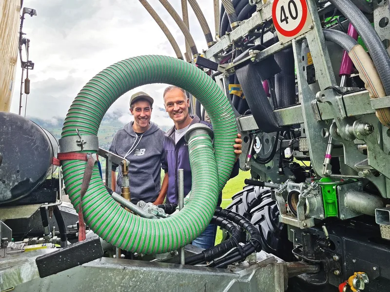 Luca und Ruedi Achermann haben das neue Güllesystem mit viel Transportmenge und trotzdem bodenschonender Ausbringung realisiert.