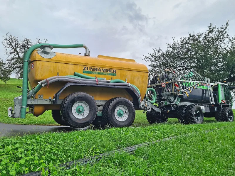 Hier ist die hintere Achse bei leerem Tank angehoben und das Gefährt kann enge Manöver ausführen.