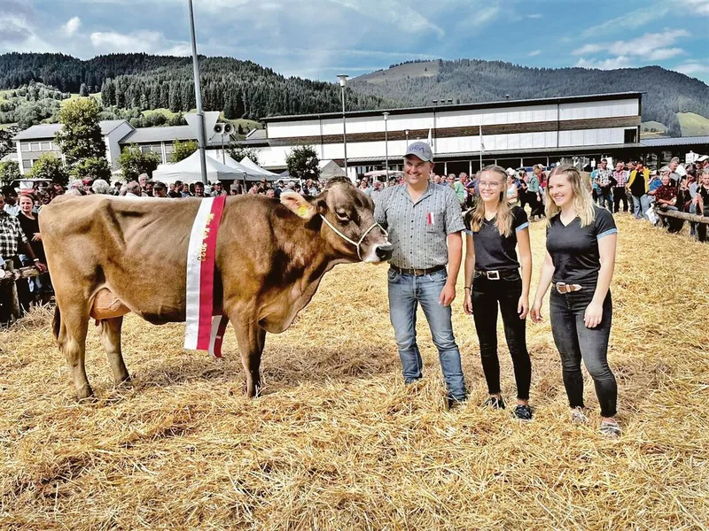 Miss der Herbstviehschau Ybrig wurde Dettling’s Calino Conny von Priska und Marcel Dettling aus Oberiberg.