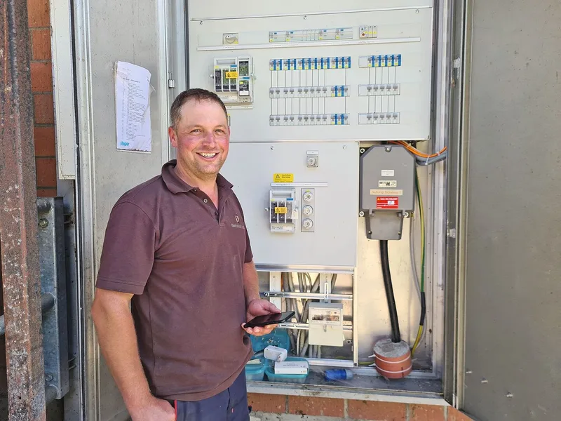 Lukas Iten freut sich über die hohe Eigenstromproduktion.