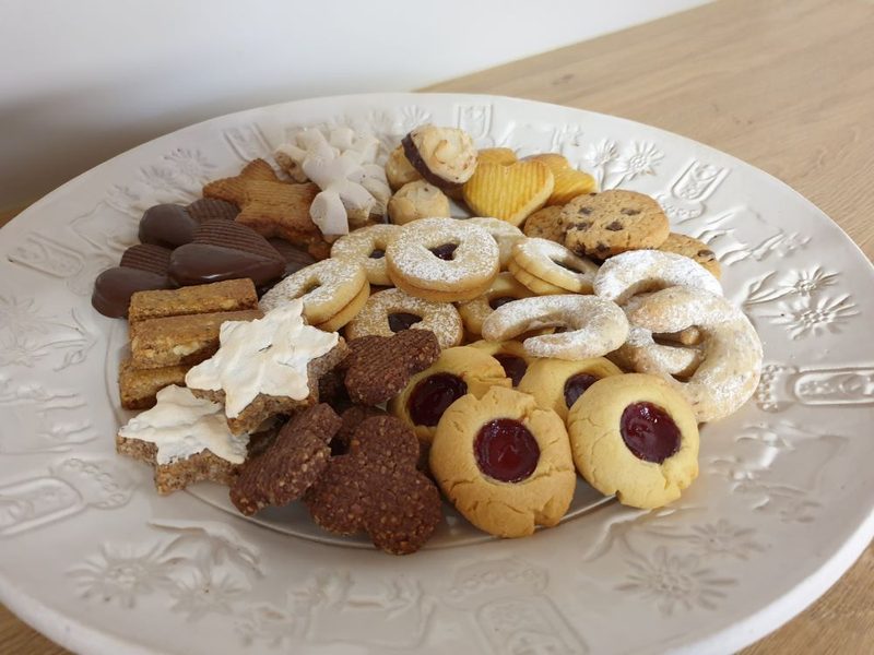 Daniela Widmer bäckt Weihnachtsguetzli mit Dinkelmehl vom Hof