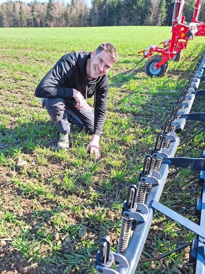 Landwirt und Lohnunternehmer Alexander Lüthi ist zufrieden mit der Arbeitsqualität des neuen Exaktstriegels.
