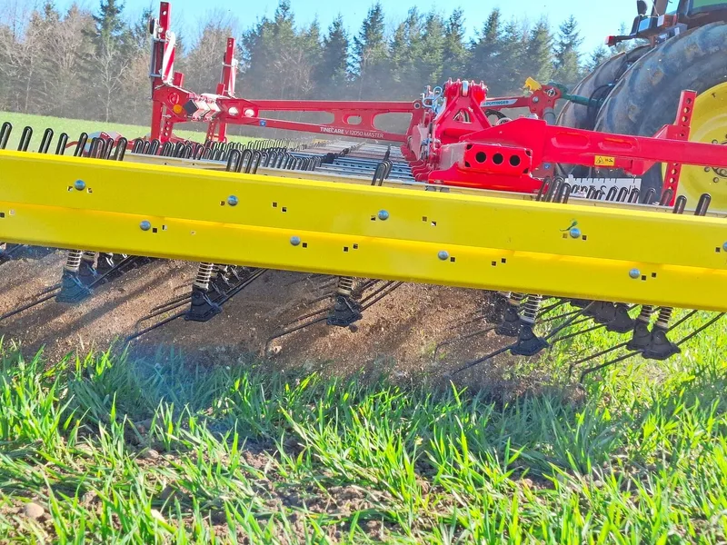 Die Maschine hat insgesamt 400 Zinken. Diese sind einzeln gefedert und folgen der Bodenkontur mit dem immer gleichen Druck, zum Beispiel in Fahrspurrinnen oder bei anderen Unebenheiten.